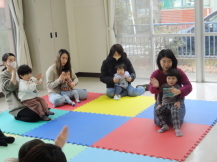 手遊びをする幼児親子の写真