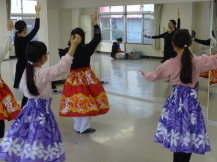 フラダンスを踊る子どもの写真