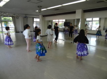 フラダンスを踊っている子どもの写真