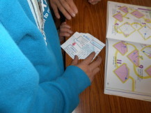 折り紙をする子どもの写真