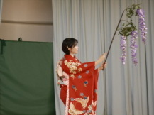 日本舞踊を披露している写真