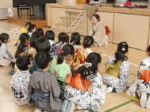 日本舞踊を体験する子どもたちの写真