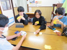 行事後もカードゲームで遊んでいる中学生の様子の写真