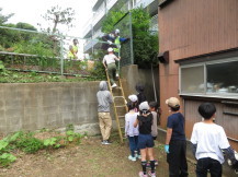 はしごを登っている子どもたちの様子の写真