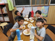 防災食を楽しく食べている子どもたちの様子の写真