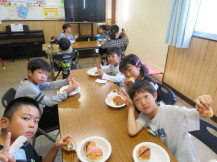 朝食を食べる子どもたちの様子の写真