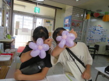 お花のバルーンを作ってもらった子どもたちの様子の写真