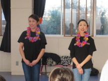 ハワイの文化としてフラダンスを教えている先生の様子の写真