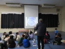 星座について学んでいる子どもたちの様子の写真