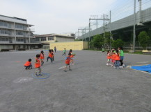 校庭で遊ぶ子どもの写真