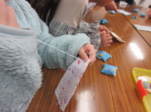 手縫いをする子どもの写真2