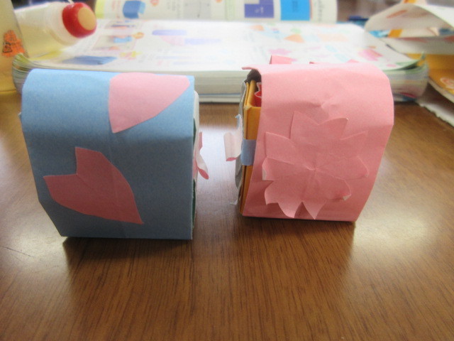 折り紙で作ったランドセルの写真