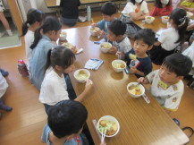 うどんを食べている写真