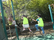 等々力緑地の遊具で遊ぶ子どもの写真