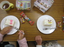 子どもが食べるケーキの写真