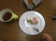 子どもが食べているケーキの写真