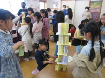 紙の塔を作っている子どもたちの写真