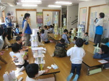 紙の塔を作っている子どもたちの写真