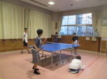 中学生が卓球をしている写真