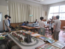 子どもたちが鉄道模型を見ている写真