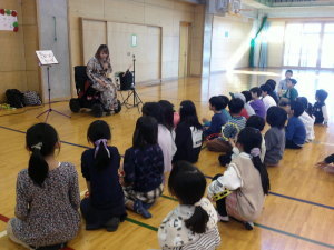 子どもたちが癒シンガーKeikoさんの歌を聴いている様子の写真