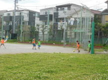 校庭でサッカーをしている子どもたちの写真