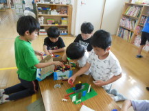レゴで遊ぶ子供たちの写真