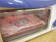 トースターでプラバンを焼いている写真