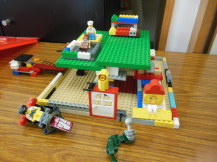 レゴでできた二階建ての家の写真