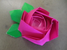 折り紙でできたバラの写真