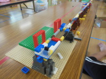 レゴでできたリニアモーターカーと駅の写真