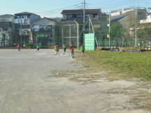 外でサッカーを楽しんでいる男の子たちの写真