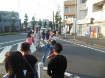 道路を歩いている参加者たちの写真