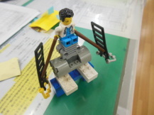 レゴでできたロボットの写真