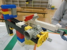 レゴでできたマシンガンの写真