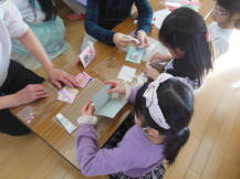 折り紙に取り組む1年生たちの写真