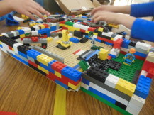 レゴで要塞を作っている写真