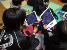 星が描かれた紙を見る小学生の写真