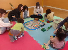 プラレールで遊ぶ幼児さんの写真