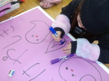 おばけやしきの看板を作る子どもの写真