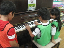 こども文化センターでピアノを弾いている子どもたちの写真