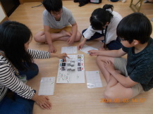 中学生が真剣に遊んでいる様子