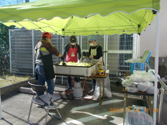 焼きそばを作っている写真