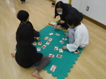 かるたで遊んでいる写真