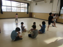 小学生がルービックキューブをしている様子