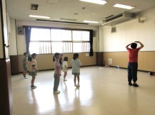 お手本を見ながらダンスの練習をしている様子