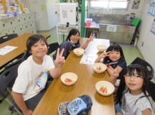 スイカを食べる小学生の様子