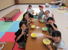 小学生がかき氷を食べている様子