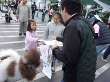 子どもから飼い主に色紙を渡している写真