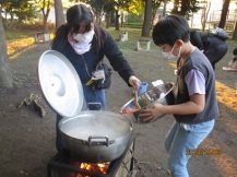 カレーに切った具材を入れてる写真